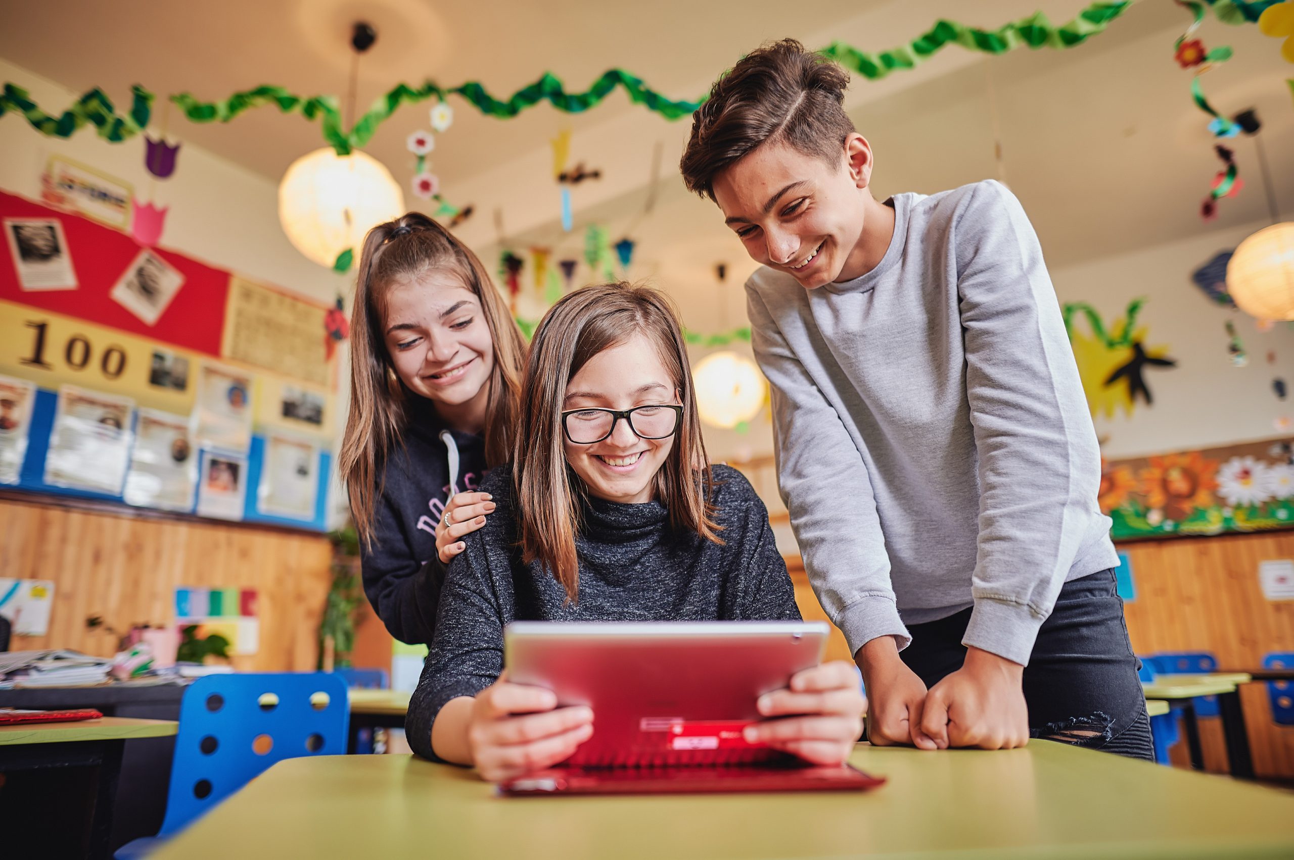 photo of Romanian students using an Instant Classroom from the Vodafone Foundation