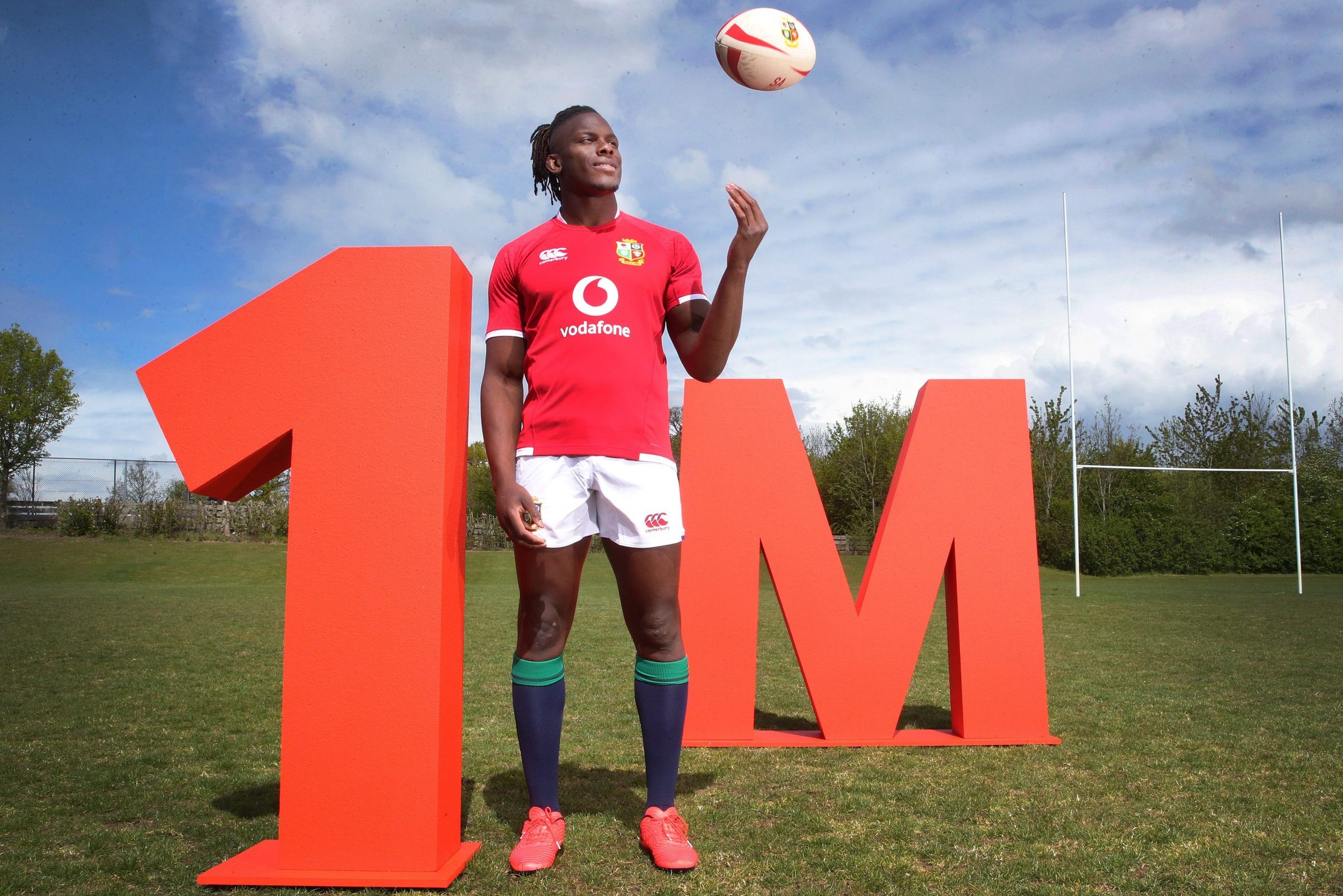Maro Itoje supporting Vodafone's pledge to connect one million people in digital poverty by the end of 2022.