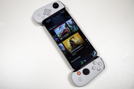 photo showing Xbox Game Pass Cloud Gaming on an Oppo smartphone with a controller attached