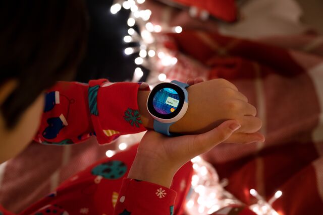 a child receiving a message on the Vodafone Disney Neo smartwatch illustrative image of a child receiving a message on the Vodafone Disney Neo smartwatch