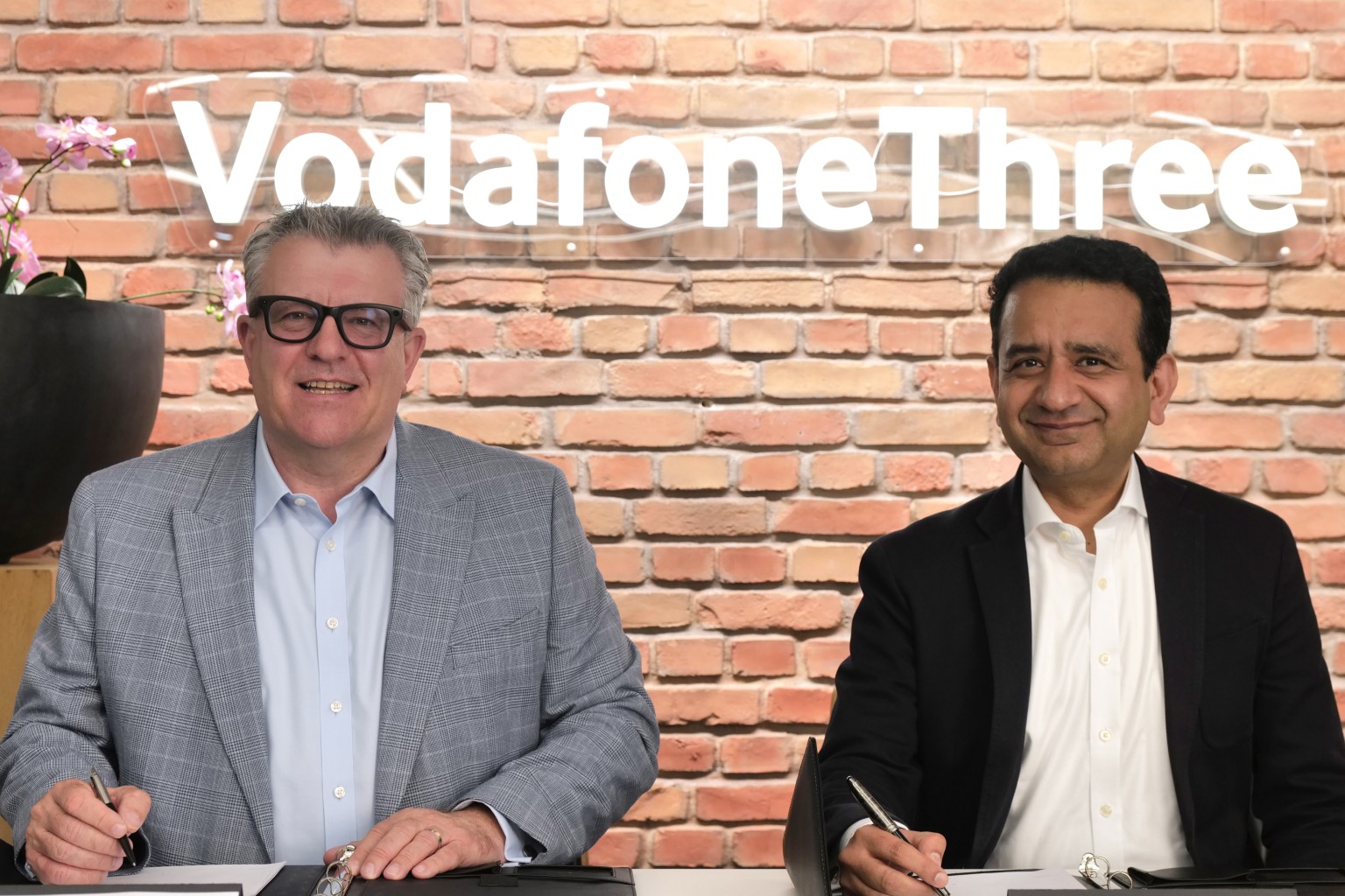 0768 Nick Gliddon, CEO, Vodafone Business (l) and Mohit Joshi, CEO, Tech Mahindra (r).