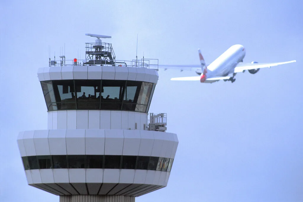 Airport facilities and infrastructure – London Gatwick Airport control tower cropped resized